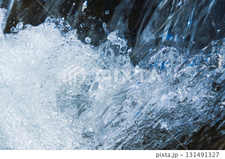 初夏の水辺　水流で泡立つ清流のアップ　156 131491327