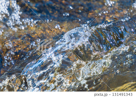 初夏の水辺　清流の流れアップ　120 131491343