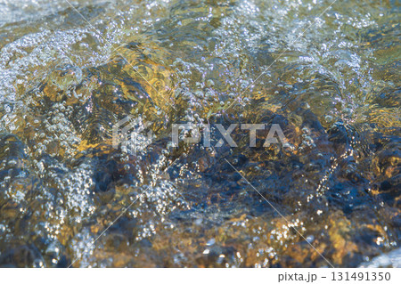 初夏の水辺　清流の流れアップ　125 131491350