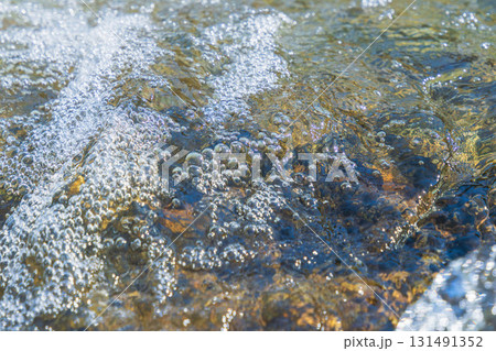 初夏の水辺　清流の流れアップ　126 131491352