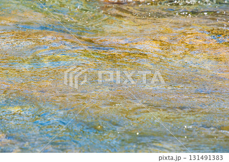 初夏の水辺　清流の流れ水面のアップ　205 131491383