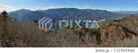 丹沢の仏果山山頂　展望台からのパノラマ　丹沢山地と宮ヶ瀬湖 131491688