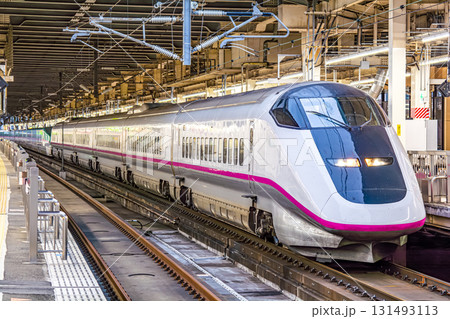 ホームに入線してくる東北山形新幹線E3系 ホームに入線してくる東北山形新幹線E3系 131493113