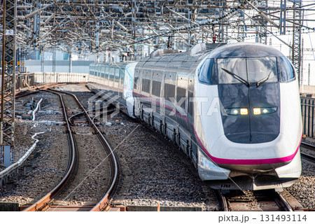 ホームに入線してくる東北山形新幹線E3系 ホームに入線してくる東北山形新幹線E3系 131493114
