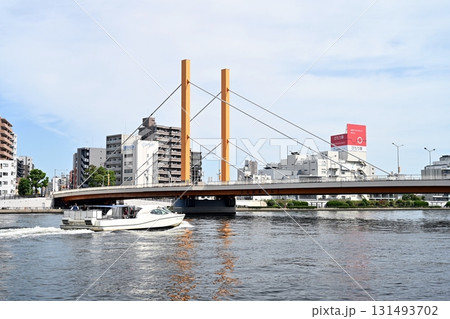 初秋の隅田川の流れと跨ぐ新大橋 下流に向かう白い船と広がる秋の青空 白い雲 131493702