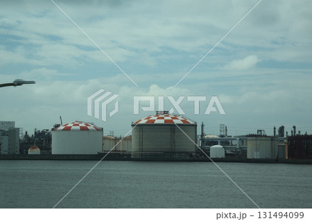 空と海とタンクのある工場地帯の風景 131494099