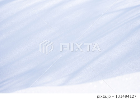 デコボコとした雪模様 131494127