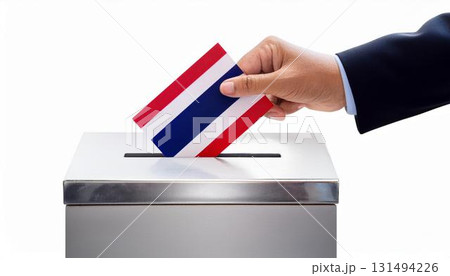 タイの国旗の投票用紙を投票する手と投票箱。選挙。 131494226