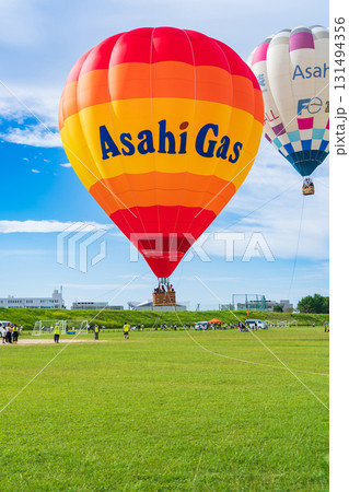 鈴鹿スカイフェスタ、ふんわりと浮かぶ熱気球〈三重県鈴鹿市〉 鈴鹿スカイフェスタ、ふんわりと浮かぶ熱気球〈三重県鈴鹿市〉 131494356
