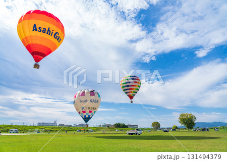 鈴鹿スカイフェスタ、ふんわりと浮かぶ熱気球〈三重県鈴鹿市〉 131494379