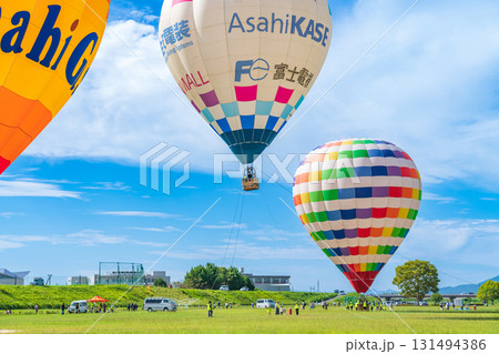 鈴鹿スカイフェスタ、ふんわりと浮かぶ熱気球〈三重県鈴鹿市〉 131494386