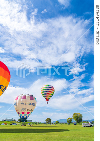 鈴鹿スカイフェスタ、ふんわりと浮かぶ熱気球〈三重県鈴鹿市〉 131494389