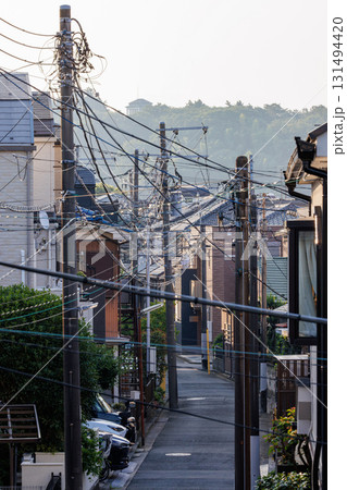 住宅街の細い道と密集した電線 131494420