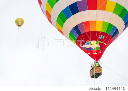 鈴鹿スカイフェスタ、ふんわりと浮かぶ熱気球〈三重県鈴鹿市〉 131494548