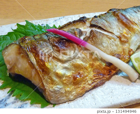 秋・冬が旬の魚。脂が乗って、甘みと旨みたっぷりのサバの塩焼きの写真 131494946