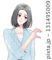 ハートポーズをする黒髪女性のイラスト 131495009