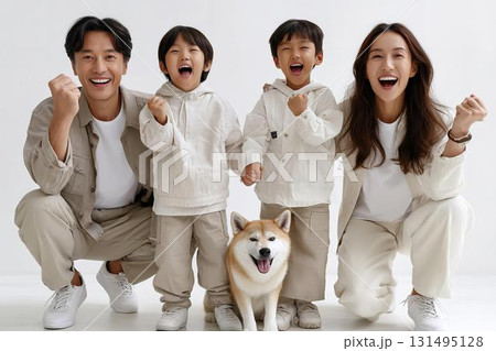 笑顔あふれる日本人家族と柴犬の記念写真 笑顔あふれる日本人家族と柴犬の記念写真 131495128