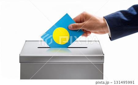 パラオの国旗の投票用紙を投票する手と投票箱。選挙。 131495991