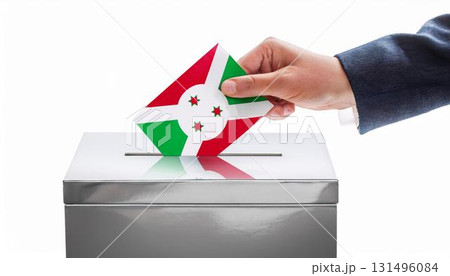 ブルンジの国旗の投票用紙を投票する手と投票箱。選挙。 ブルンジの国旗の投票用紙を投票する手と投票箱。選挙。 131496084
