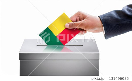 ベナンの国旗の投票用紙を投票する手と投票箱。選挙。 131496086