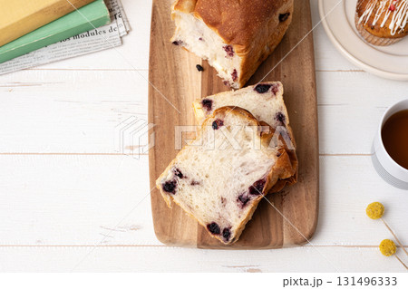 美味しそうなパンとコーヒー 131496333