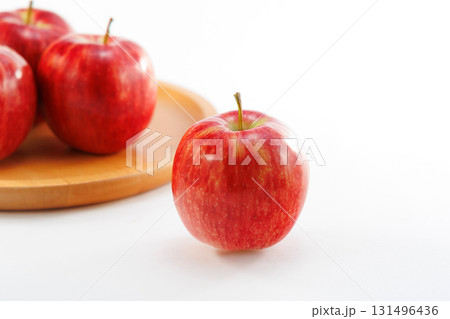 真っ赤な新鮮なりんご 131496436