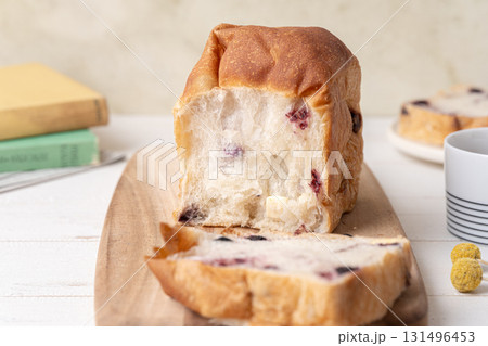 ドライフルーツのパンとホットコーヒー ドライフルーツのパンとホットコーヒー 131496453