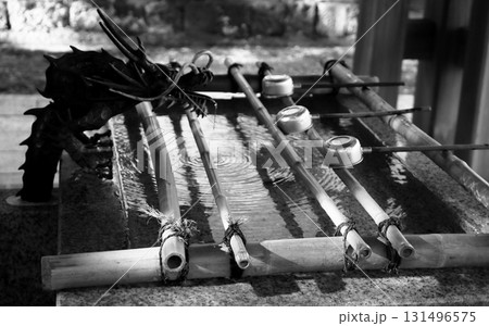 秋田県護国神社の手水舎モノクロ 秋田県護国神社の手水舎モノクロ 131496575