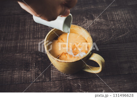 コーヒーにミルクを注ぐ 131496628