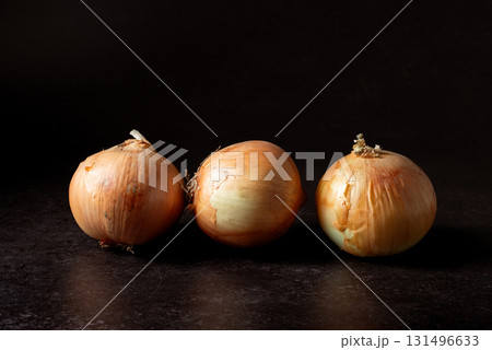 黒背景に並んだ3つのタマネギ 131496633
