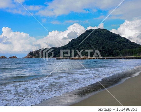 指月山と海岸 131496853