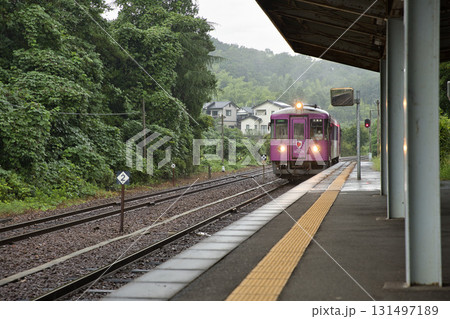 丹後鉄道　栗田駅ホームへ到着するKTR700形（丹鉄サンガ列車）1 131497189
