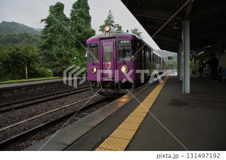 丹後鉄道　栗田駅ホームへ到着するKTR700形（丹鉄サンガ列車）4 131497192