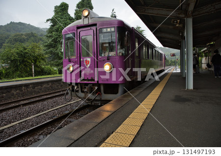 丹後鉄道　栗田駅ホームへ到着するKTR700形（丹鉄サンガ列車）5 131497193