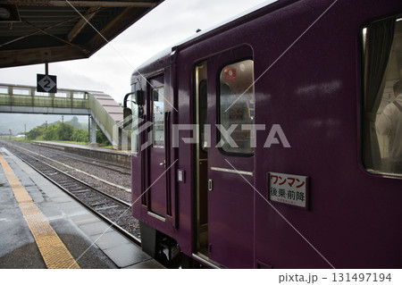 丹後鉄道　栗田駅ホームへ到着するKTR700形（丹鉄サンガ列車）6 131497194