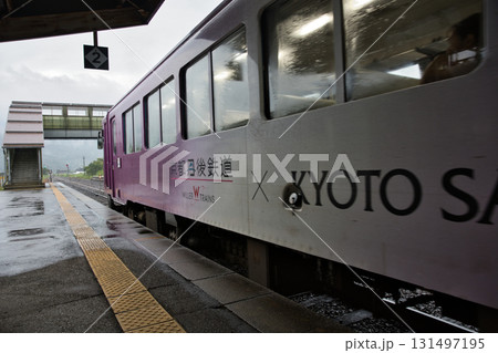丹後鉄道　栗田駅ホームへ到着するKTR700形（丹鉄サンガ列車）7 131497195