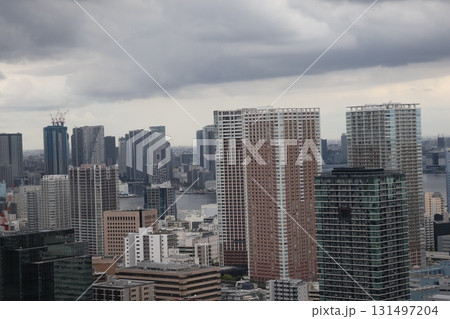 雲の多い空と高層ビルの街並みと川のある風景 雲の多い空と高層ビルの街並みと川のある風景 131497204