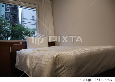 大きなベッドとカーテンと窓のある部屋の風景 大きなベッドとカーテンと窓のある部屋の風景 131497205