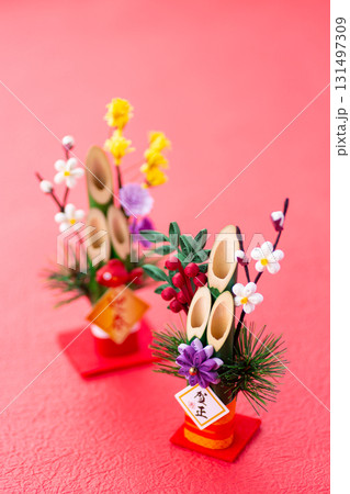 金色背景の門松 131497309