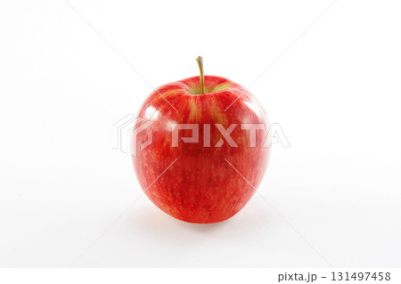 真っ赤な新鮮なりんご 131497458