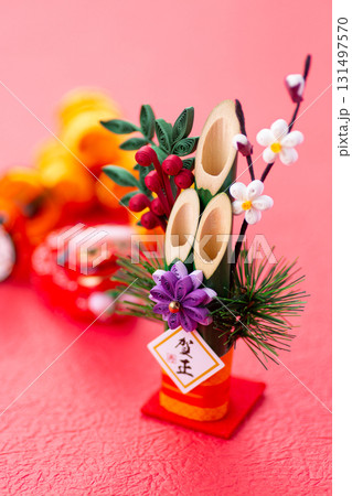 金色背景の門松と正月のしめ飾り 131497570