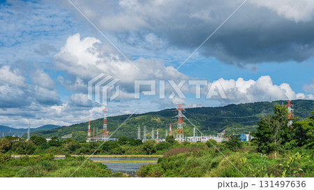 淀川の河川敷に立つ送電線鉄塔　大阪府高槻市 131497636