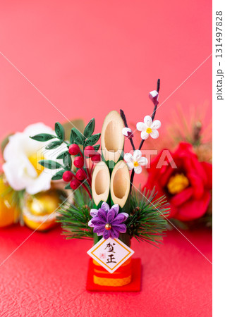 金色背景の門松 131497828