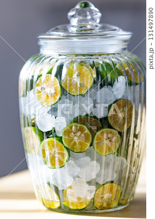 シークワーサーシロップづくり氷砂糖の瓶詰め 131497890