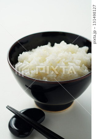 茶碗に盛られた炊き立てのご飯 茶碗に盛られた炊き立てのご飯 131498127