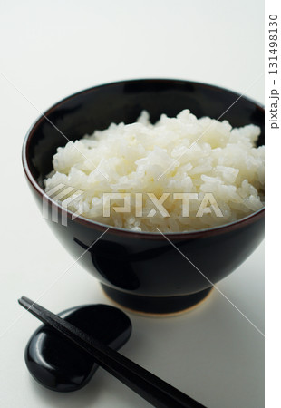 茶碗に盛られた炊き立てのご飯 131498130