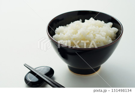 茶碗に盛られた炊き立てのご飯 茶碗に盛られた炊き立てのご飯 131498134