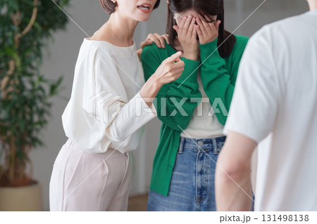 友達を泣かせた男性に怒る女性 131498138