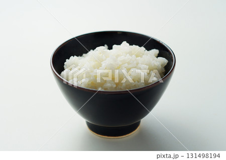 茶碗に盛られた炊き立てのご飯 131498194