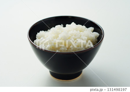 茶碗に盛られた炊き立てのご飯 茶碗に盛られた炊き立てのご飯 131498197
